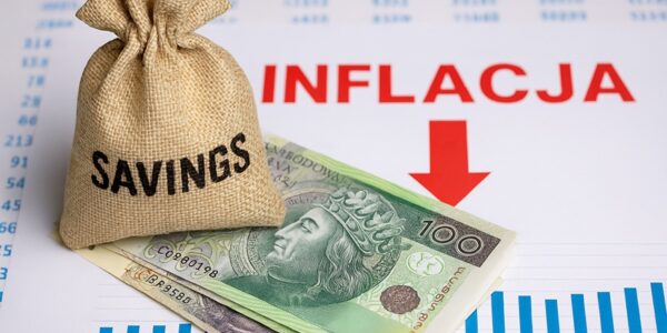 Symulacja wpływu inflacji na oszczędności – banknoty, monety i wykres spadku realnej wartości pieniądza