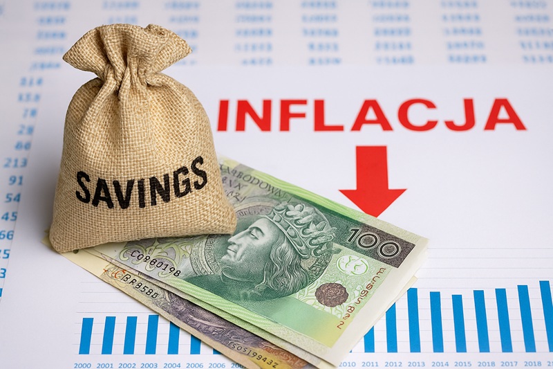 Symulacja wpływu inflacji na oszczędności – banknoty, monety i wykres spadku realnej wartości pieniądza